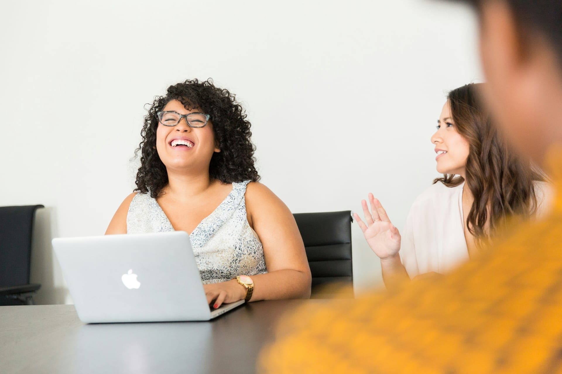 Équipe souriante échangeant lors d'une réunion de travail